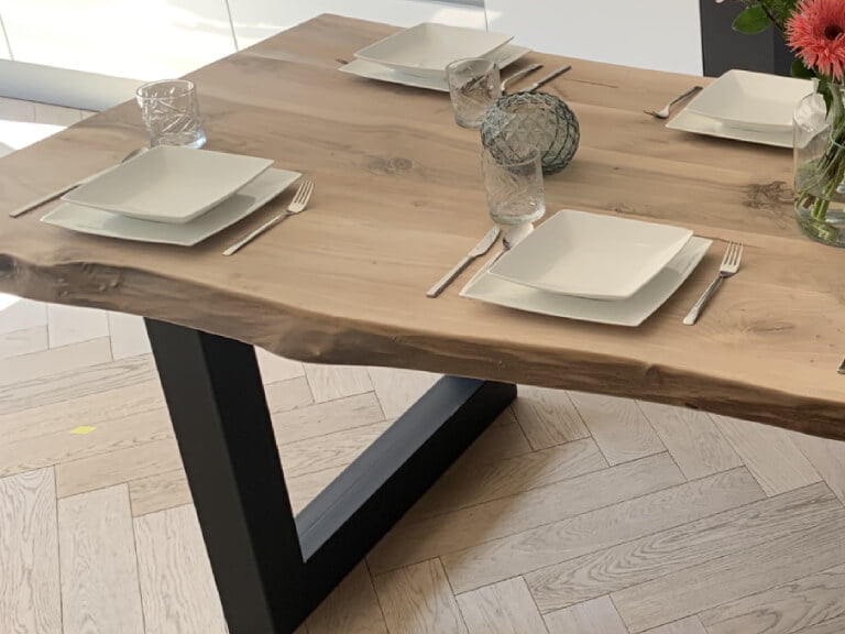 Walnoten tafel met boomstamkant en u poot detailfoto