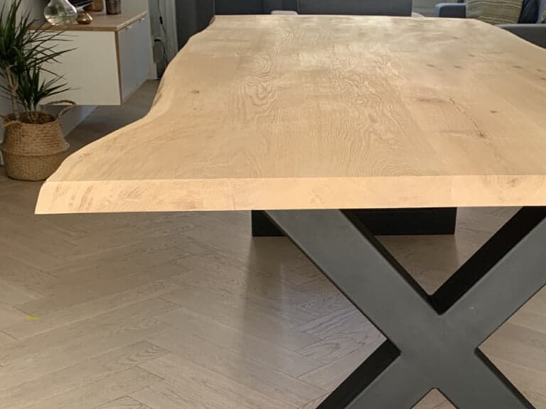 EIken tafel met boomstamkant en X poot