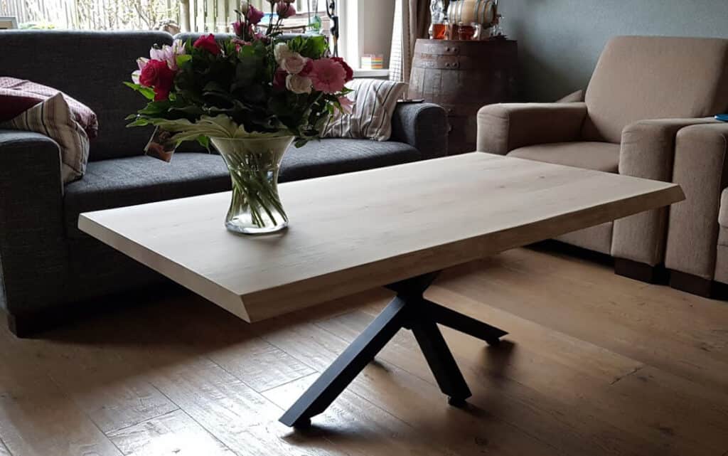 Eiken boomstam salontafel – zwarte elegante spinpoot